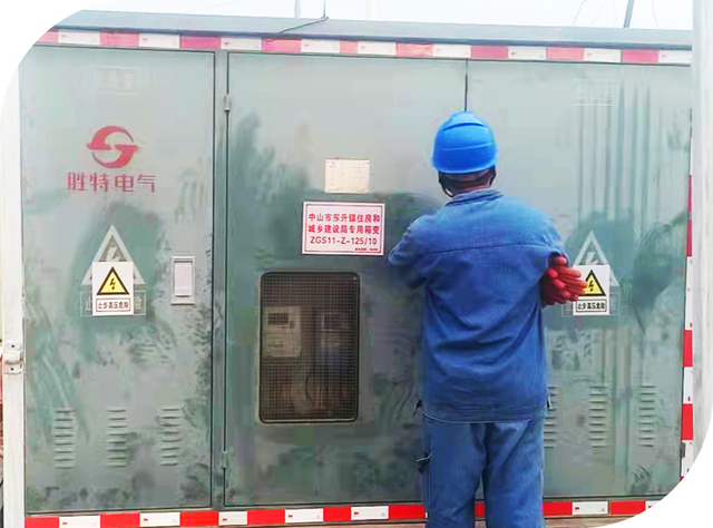 Un travailleur portant un uniforme bleu et un casque inspecte l'équipement électrique