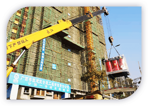 Bâtiment en construction avec filet de protection vert