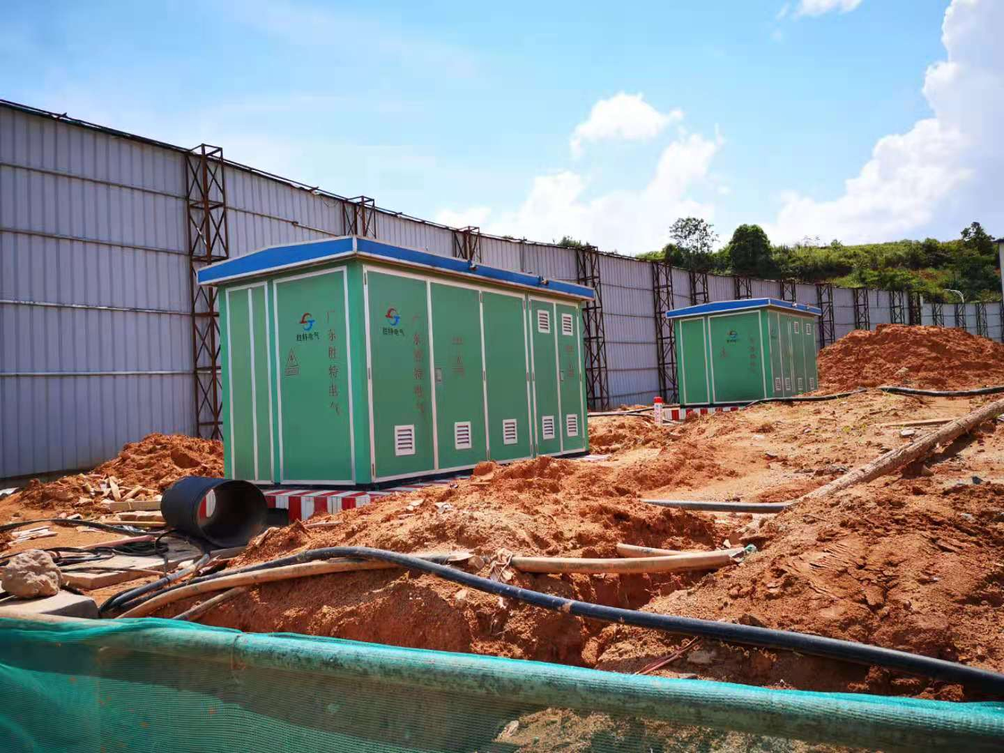 Installation d'un transformateur de type boîte de style européen dans une communauté du Guangxi