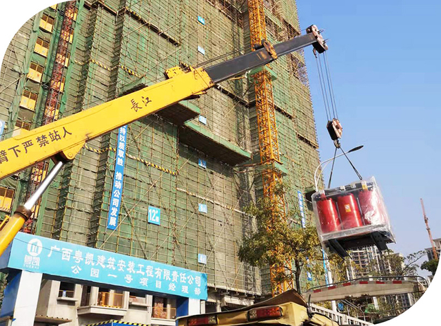 Bâtiment en construction avec filet de protection vert